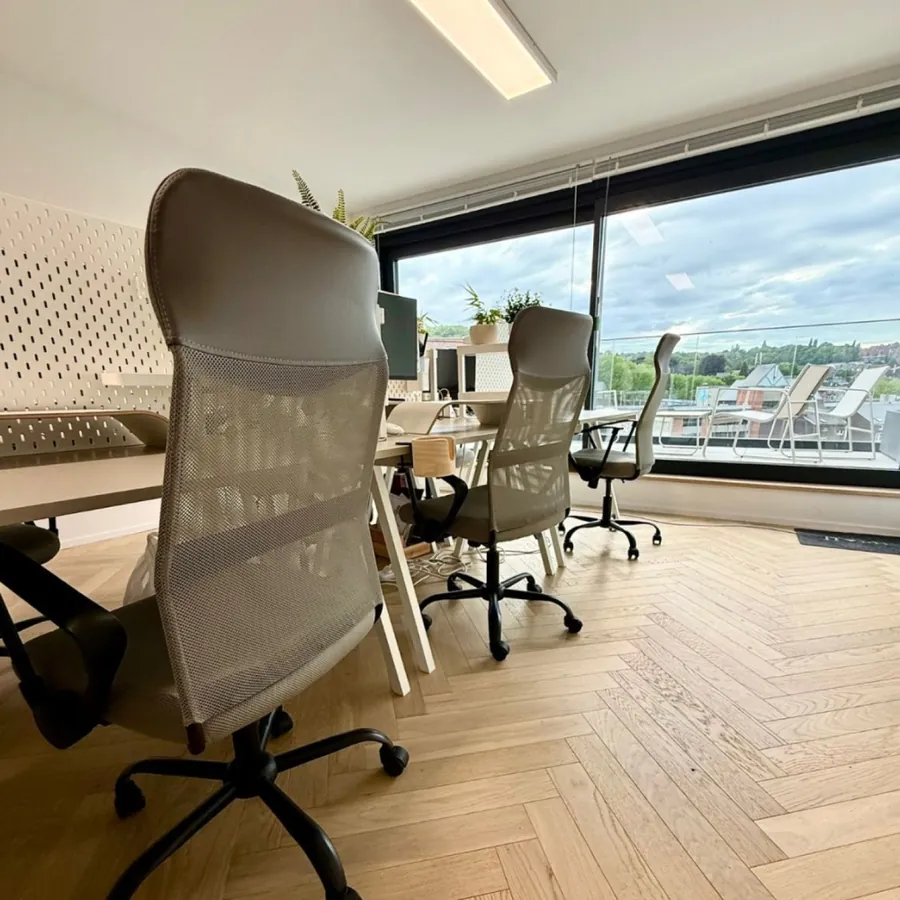 Le Grand Salon, 10 postes de coworking équipés d’écrans à Liège Guillemins